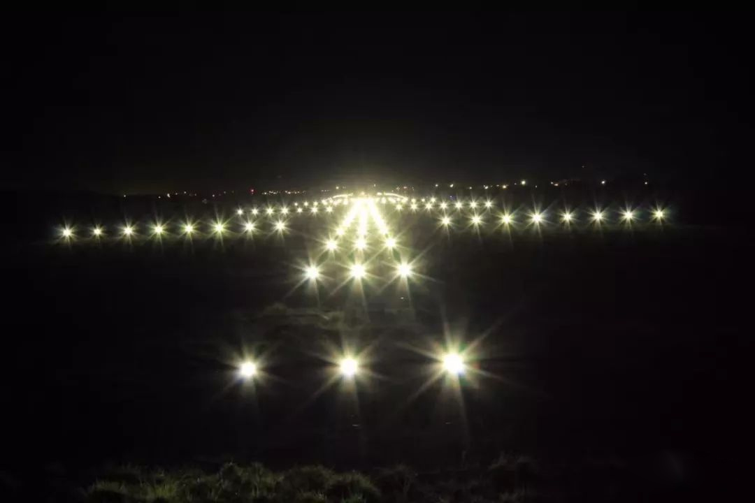 利比里亞國際機(jī)場跑道上的LED燈點(diǎn)亮了！
