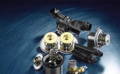 用手持式紅外測(cè)溫儀測(cè)量散熱器上、下水管的溫差,保證發(fā)動(dòng)機(jī)工作溫度。