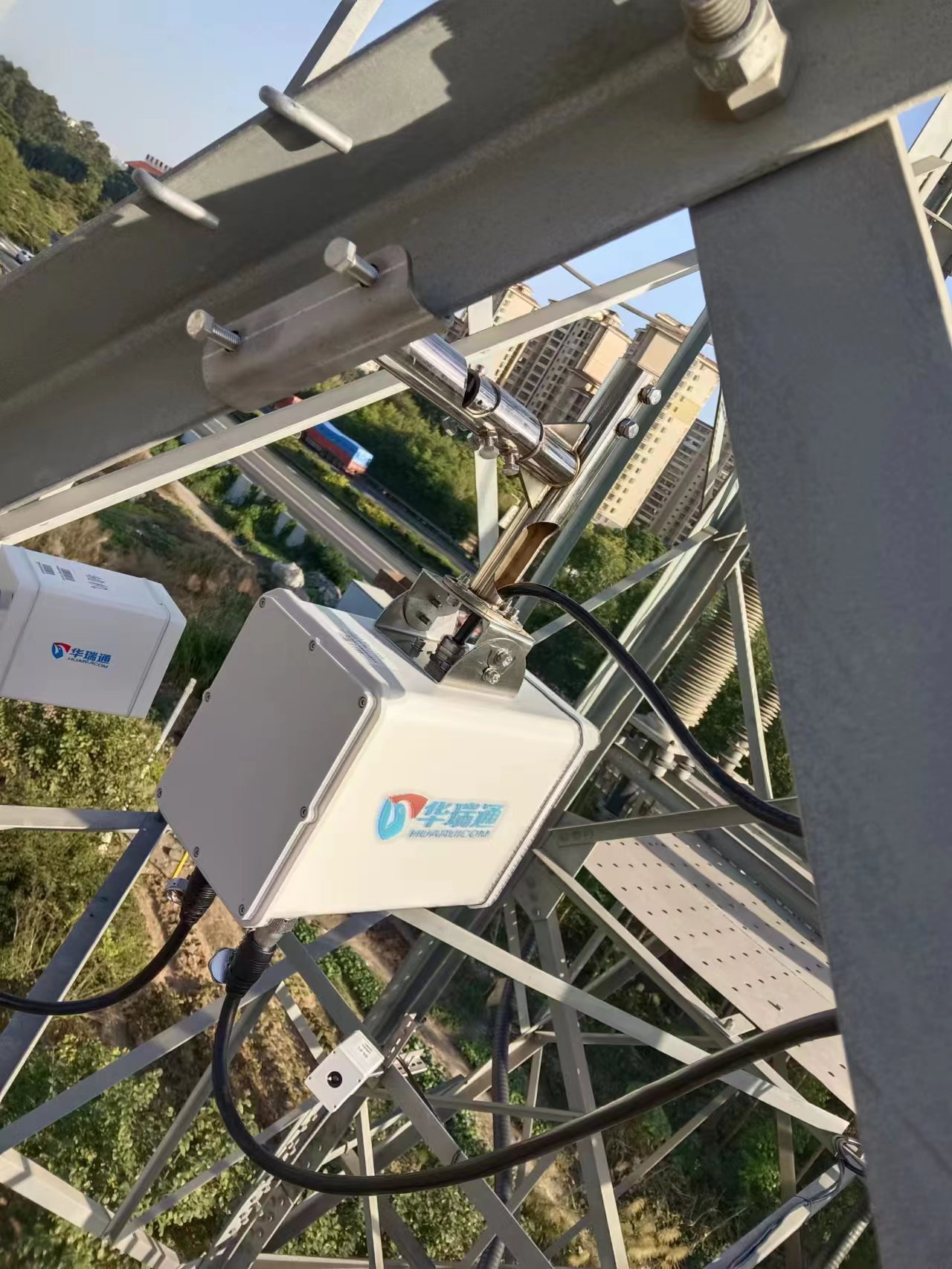 特高壓線路監(jiān)測挑戰(zhàn)與突破：超遠(yuǎn)距離圖像傳輸系統(tǒng)與毫秒級(jí)溫度響應(yīng)測溫裝置的協(xié)同方案