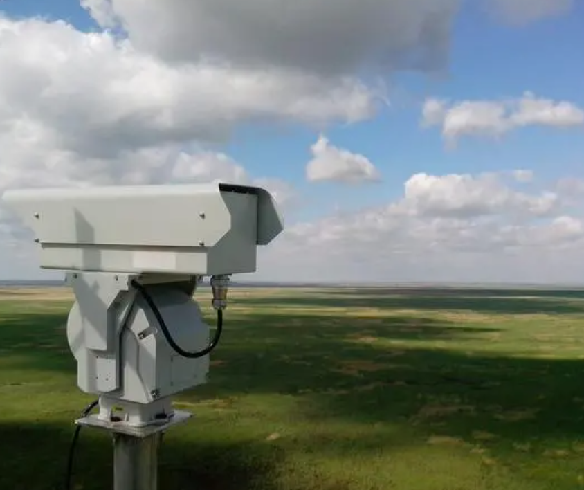 告別盲區(qū)！雙光譜熱成像攝像機(jī)守護(hù)草原，3公里半徑火點(diǎn)無(wú)處遁形，GIS即刻定位